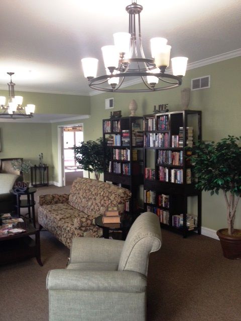 hollybrook-senior-living-5-library.jpg
