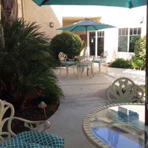 hollybrook-senior-living-6-patio.jpg