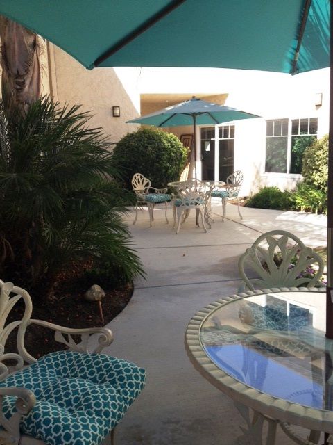 hollybrook-senior-living-6-patio.jpg