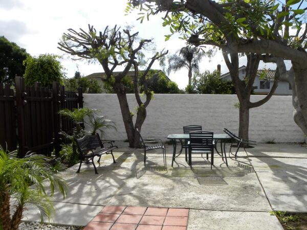 ivy-cottages-i-yard-2.jpg
