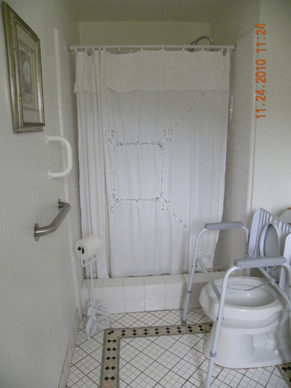 ivy-cottages-iii-restroom-2.jpg