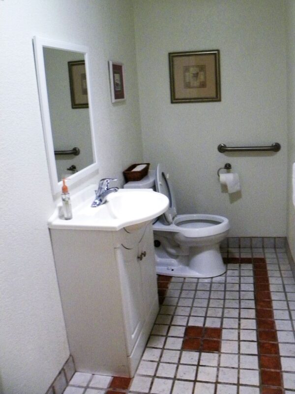 ivy-cottages-iii-restroom-3.jpg
