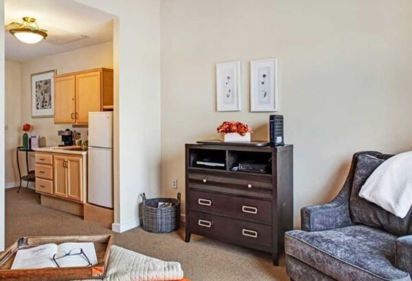 ivy-park-of-seal-beach-apartment-living-room.jpg