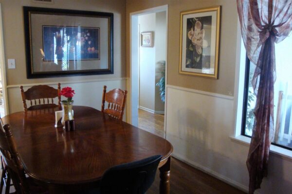 jc-cottages-hollydale-3-dining-room.jpg