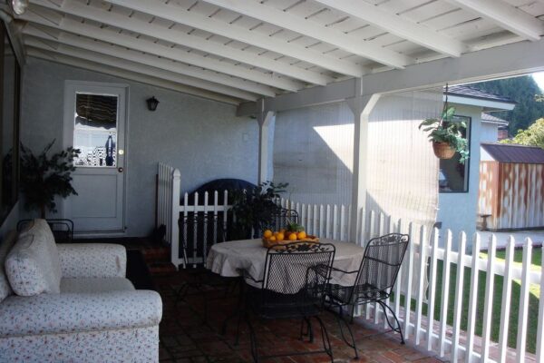 jc-cottages-hollydale-6-patio.jpg