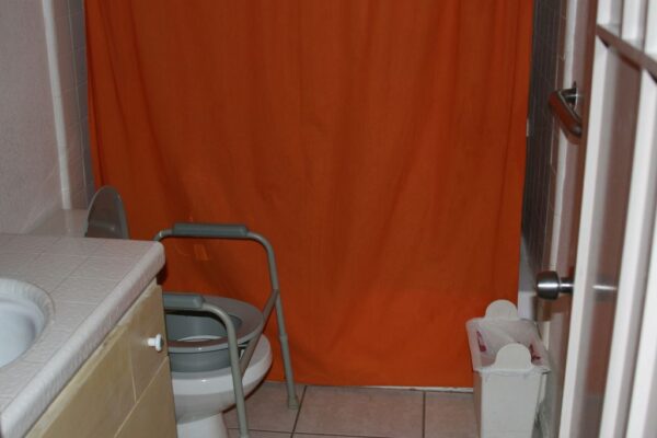 lois-guest-home-restroom-2.jpg