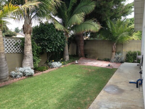 los-tiempos-senior-living-i-backyard.jpg