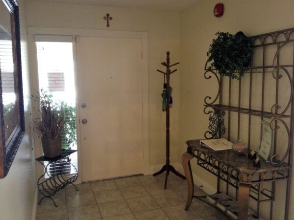 los-tiempos-senior-living-i-front-entryway.jpg