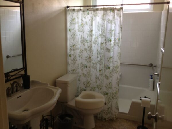 los-tiempos-senior-living-i-restroom-2.jpg
