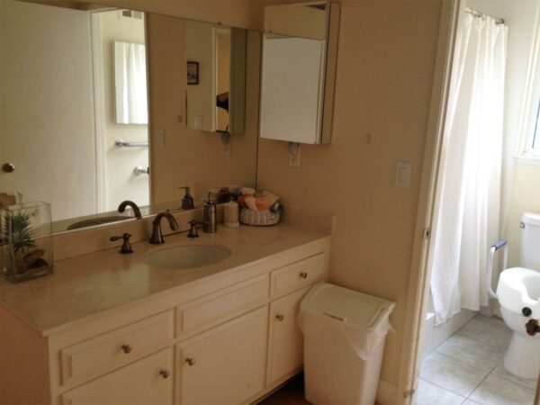 los-tiempos-senior-living-i-restroom-3.jpg