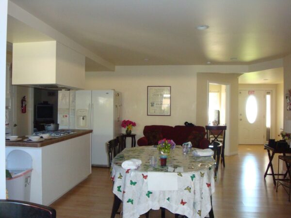 new-horizon-board-and-care-iv-3-dining-room.jpg