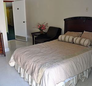 new-horizon-lodge-inc-4-private-room.jpg