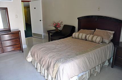 new-horizon-lodge-inc-4-private-room.jpg