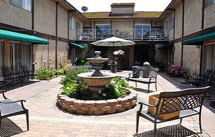 new-horizon-lodge-inc-6-courtyard.jpg