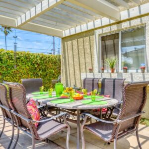 newport-mesa-senior-living-dining-patio.jpeg