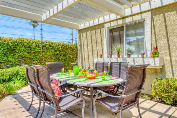 newport-mesa-senior-living-dining-patio.jpeg
