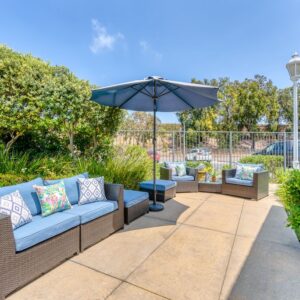 newport-mesa-senior-living-patio.jpeg