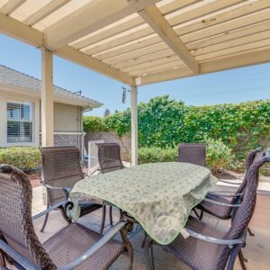newport-mesa-senior-living-patio.jpg
