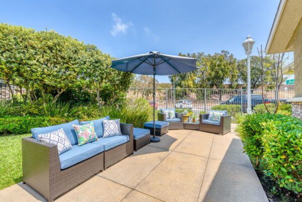 newport-mesa-senior-living-patio.jpeg