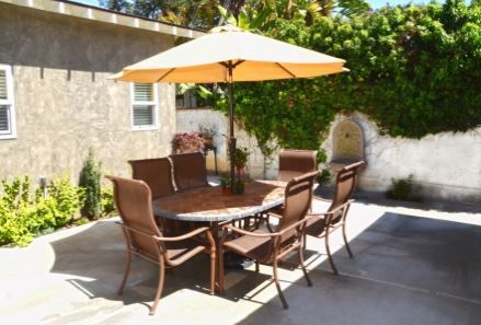 newport-senior-living-iii-patio.jpg