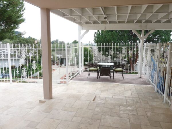 nohl-ranch-elderly-care-iii-patio.jpg