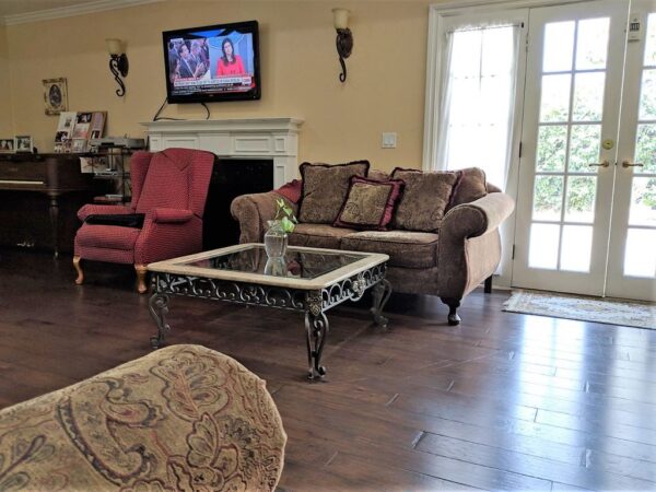 nothing-hills-guest-home-llc-3-living-room.jpg