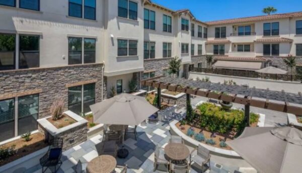 oakmont-of-huntington-beach-5-courtyard.jpg