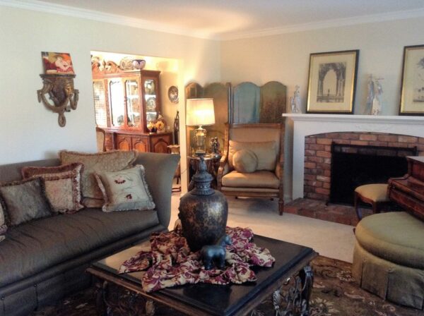paradise-residential-senior-care-iii-3-living-room.jpg