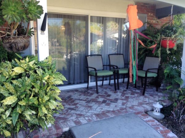 paradise-residential-senior-care-iii-front-patio.jpg