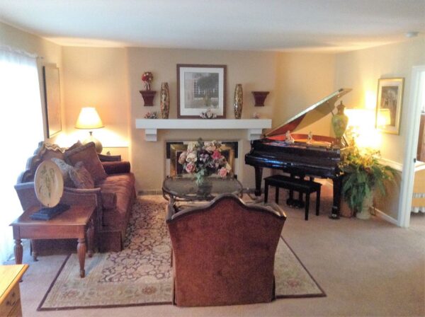 paradise-residential-senior-care-iv-3-living-room.jpg