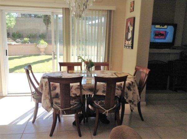paradise-residential-senior-care-iv-4-dining-room.jpg