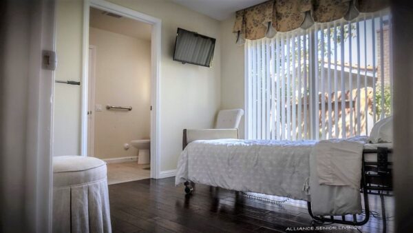 royal-care-residence-2-5-private-room-2.jpg