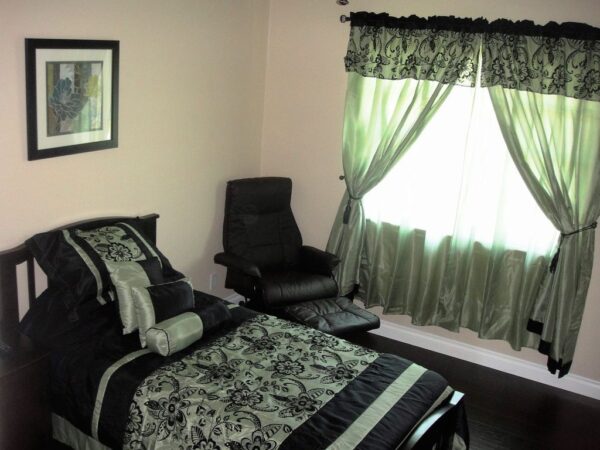 royal-manor-care-home-3-private-room.jpg