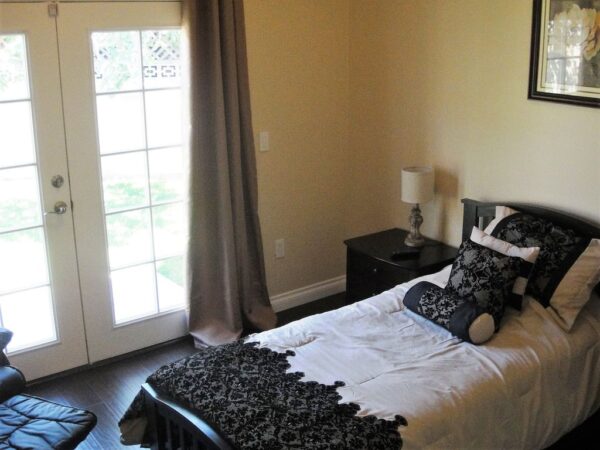 royal-manor-care-home-4-private-room.jpg