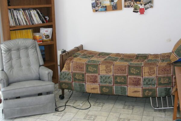 saddleback-fmj-i-elderly-care-home-6-private-room.jpg
