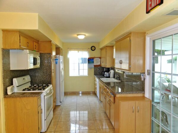 select-senior-care-ii-kitchen.jpg