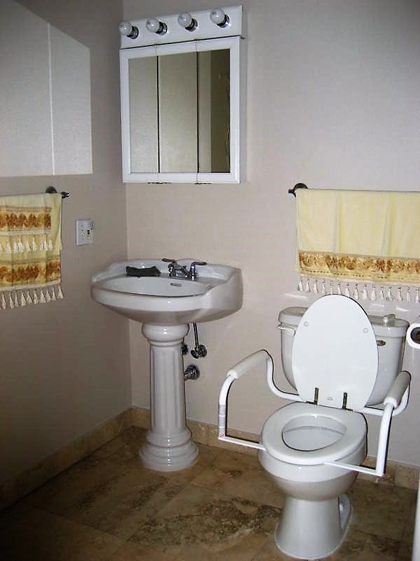 serenity-hills-manor-restroom.jpg