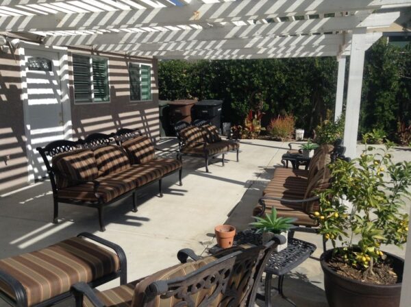 signature-resident-care-6-outside-patio.jpg