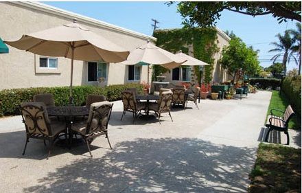 silverado-senior-living-newport-mesa-5-patio.jpg
