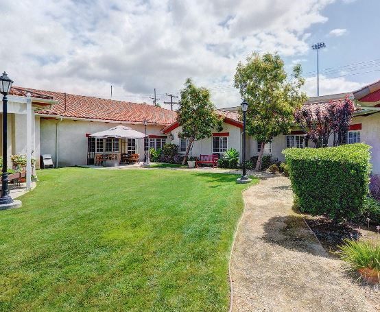 silverado-senior-living-san-juan-capistrano-6-courtyard.jpg