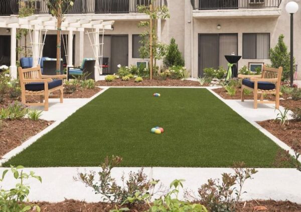 sunnycrest-senior-living-putting-green.jpg
