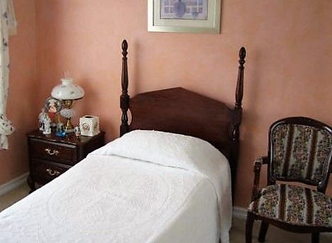 sunshine-retirement-home-4-private-room-2.jpg