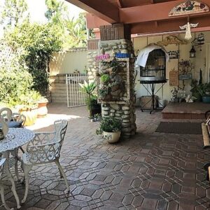 tessies-place-i-front-patio-2.jpg