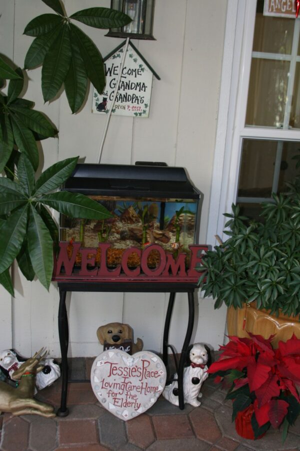 tessies-place-i-front-patio.jpg
