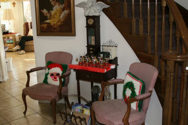 tessies-place-i-seating-area.jpg