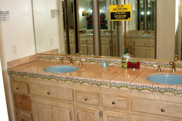 tessies-place-iii-restroom-3.jpg
