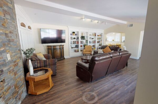 the-heights-inn-2-living-room.jpg