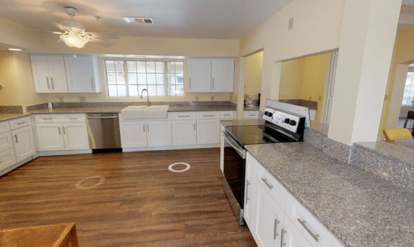 the-heights-inn-4-kitchen.jpg