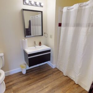 the-heights-inn-6-bathroom.jpg