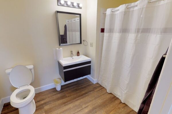 the-heights-inn-6-bathroom.jpg